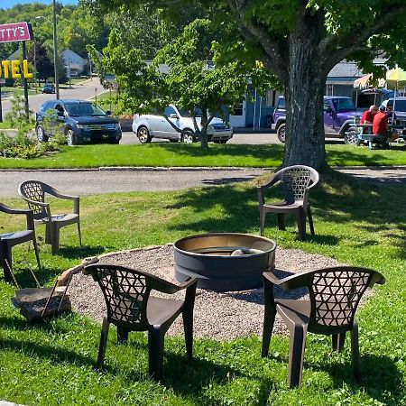 Scotty'S Motel Munising Eksteriør bilde